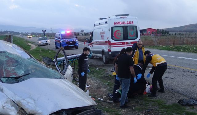 Otomobil yol kenarına yuvarlandı: 5 yaralı