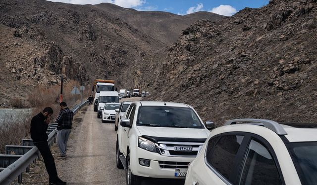 Hakkari- Yüksekova yolunda ulaşım durma noktasına geldi