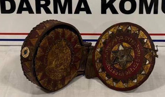 Ceylan derisine yazılmış altın işlemeli Tevrat ele geçirildi