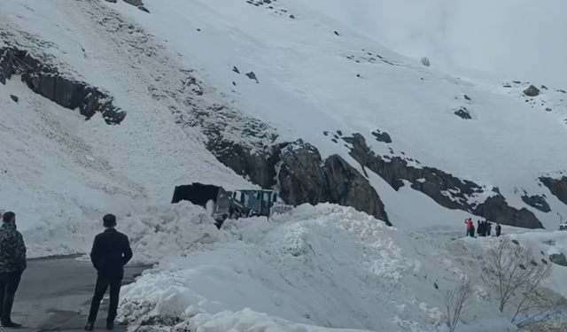 Merga Bütan Kayak Merkezi yoluna çığ düştü