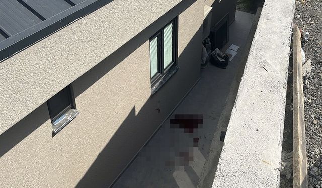 Arkadaşlarıyla sohbet ederken 4 metre yükseklikten düştü