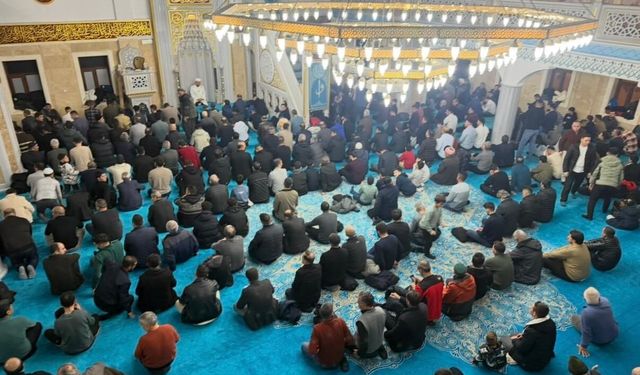 Hakkari’de Kadir Gecesi dualarla idrak edildi