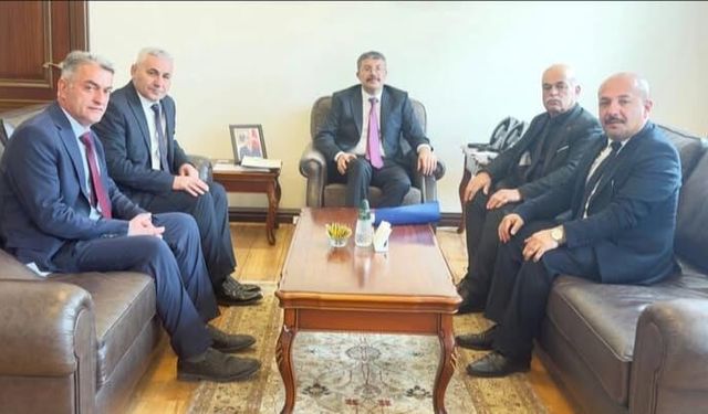 Hakkari muhtarları Bakan Yardımcısı Ali Çelik’i ziyaret etti