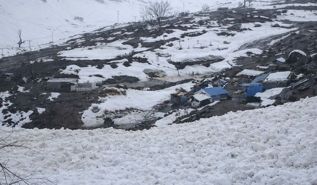 Hakkari’de çığ düşme anı kameralara yansıdı