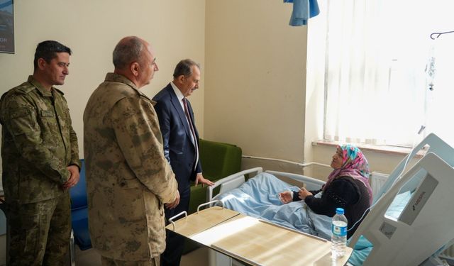 Vali Taşyapan hastalar ve sağlıkçılarla bayramlaştı