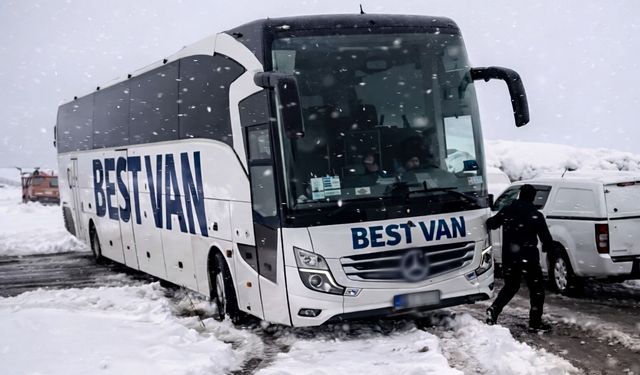 Suwara Kutra Geçidi’nde kar ve tipi hayatı felç etti