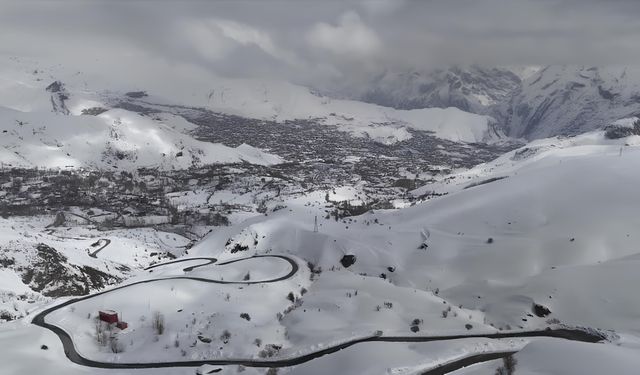 Hakkari’de beyaza bürünen dağlar dronla görüntülendi