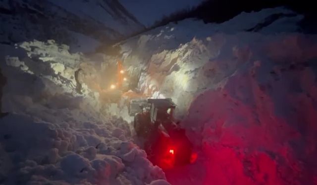 Şırnak’ta çığ sonrası kapanan yol ulaşıma açıldı