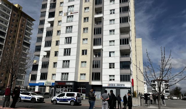 3'üncü kattaki evinin balkonundan düşüp öldü