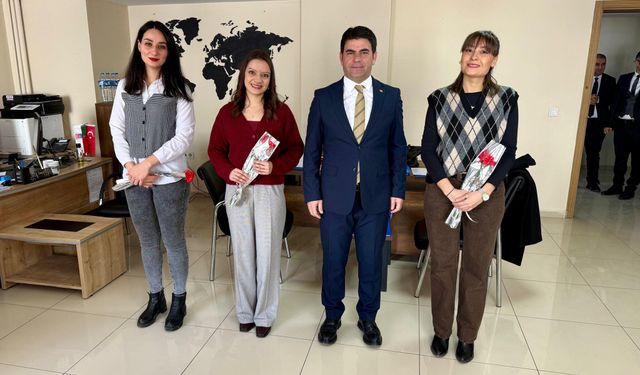 Hakkari’de kadın çalışanlara 8 Mart’ta karanfil