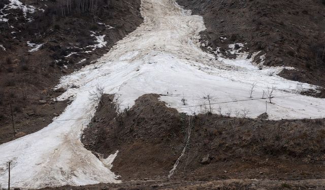 Hakkari’de çığ kamerada: Kırıkdağ’da inen çığ görüntülendi