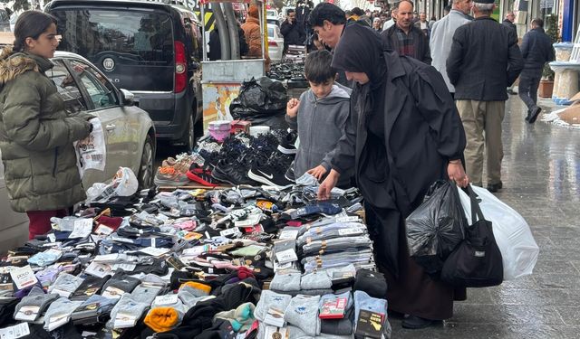 Hakkari’de bayram öncesi alışveriş tezgahları kuruldu