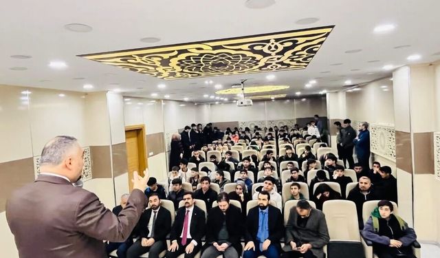 Hakkari Müftüsü Hüseyin Okuş öğrencilerle buluştu