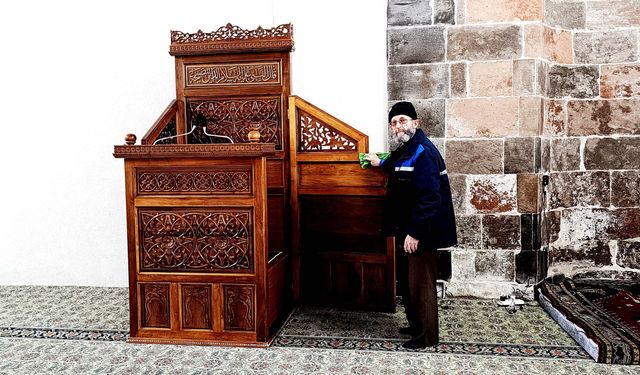 678 yıllık caminin gönüllü olarak temizliğini yapıyor