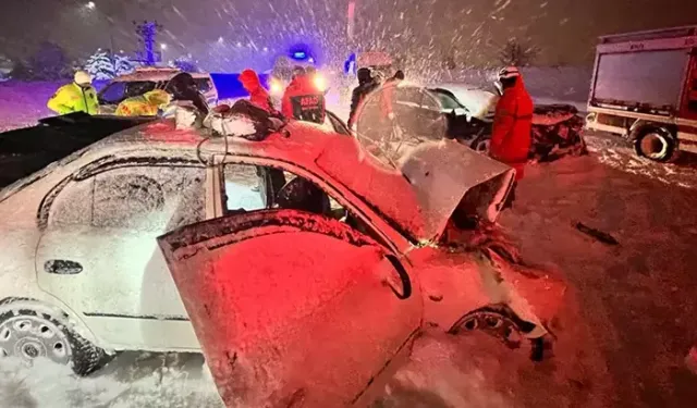 Otomobiller, kafa kafaya çarpıştı; 2'si çocuk 7 yaralı