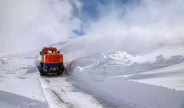İran sınırında 2 metreyi aşan karla mücadele çalışması