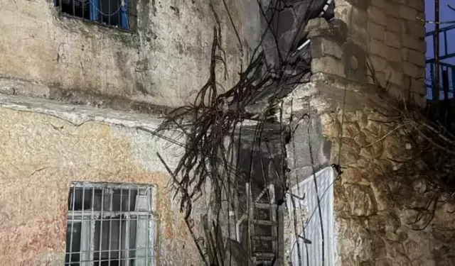 Mardin’de 2 katlı evin bir bölümü çöktü