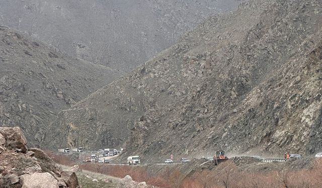 Hakkari–Yüksekova yolunda heyelan: Trafik kısa süreli aksadı