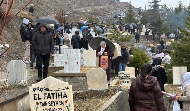 Bayramda unutulmayanlar: Hakkarililer mezarlıklara akın etti