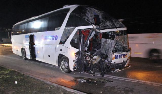Amasya'da yolcu otobüsü, TIR'a çarptı; 11 yaralı