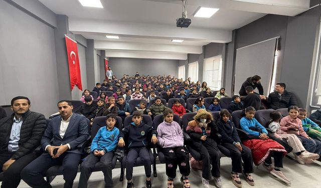 Şemdinli'de Tiyatro Gününde çocuklara unutulmaz etkinlik