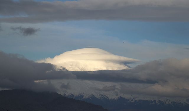 Ağrı Dağı'nın zirvesi mercek bulutuyla kaplandı