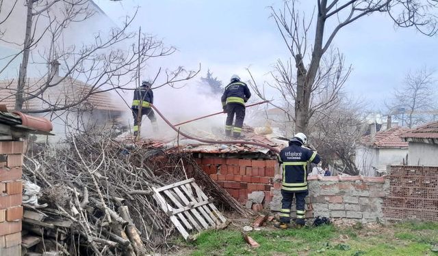 Bedensel engelli, evinde çıkan yangında yaralandı