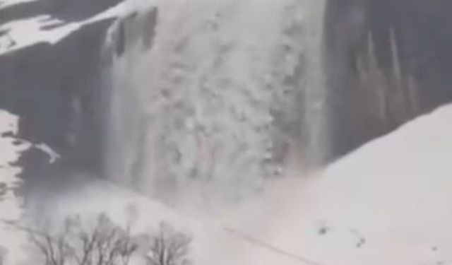 Beytüşşebap’ta çığ düşme anı kamerada