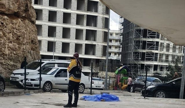 Balkondan düşen kübra kurtarılamadı