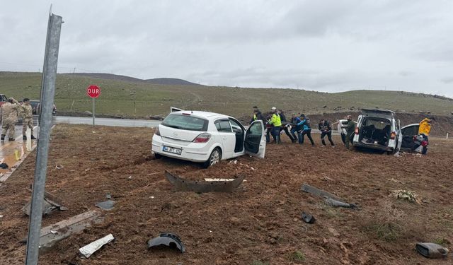 Hafif ticari araçla otomobil çarpıştı: 1’i ağır, 13 yaralı