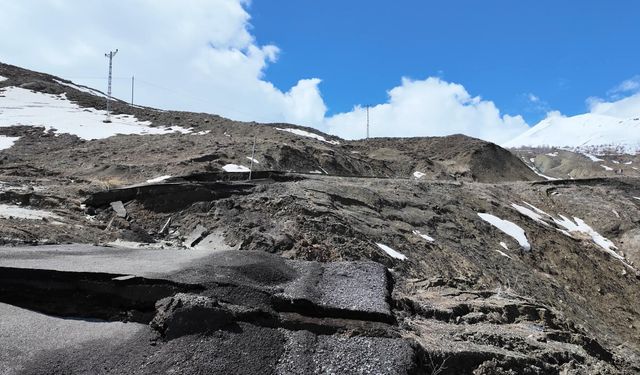 Bingöl’de sağanak sonrası köy yolu çöktü