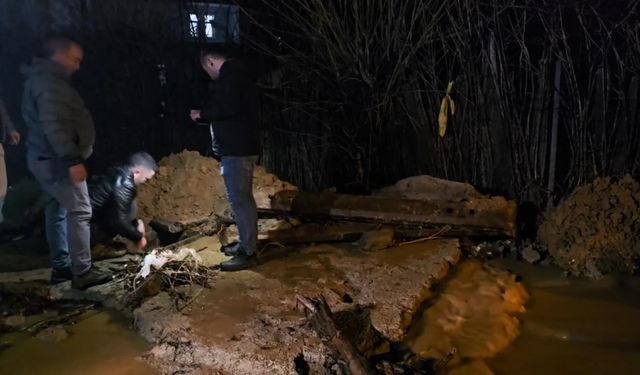 Ahırda mahsur kalan keçiler kurtarıldı