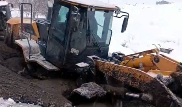 Köy yolunu açmaya giden iş makinesi çamura saplandı