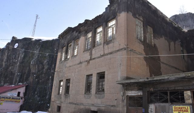 Bitlis’te yağışlar tarihi evleri çökertiyor