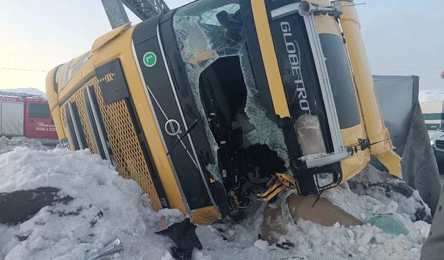 Buzlanma nedeniyle 2 TIR devrildi; 1 yaralı