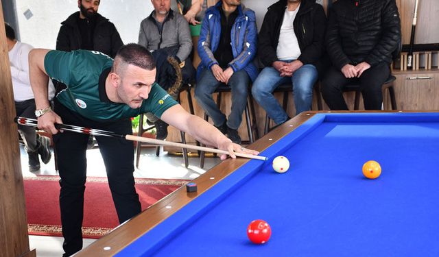 Hakkari'de bilardo tutkunlarını buluşturan turnuva başladı
