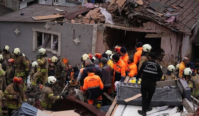 Fatih’te patlama sonrası 2 bina çöktü