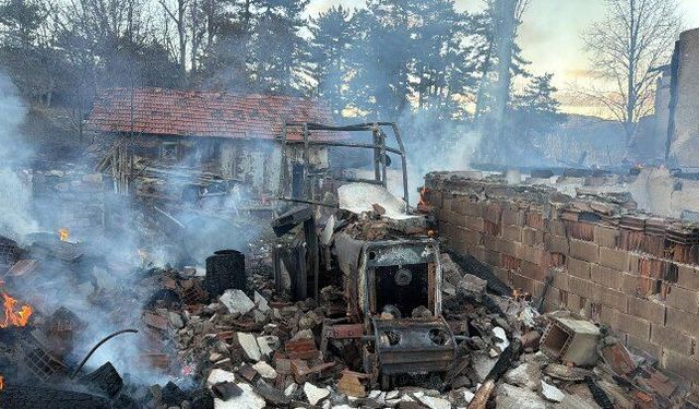 Çıkan yangında ev ve traktör yandı