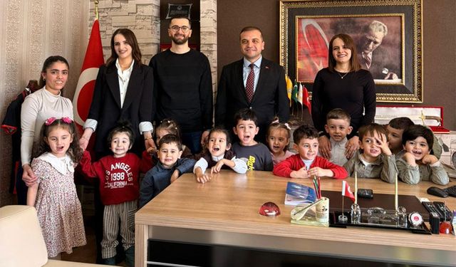 Hakkari Cumhuriyet Başsavcısı miniklerle bayramlaştı