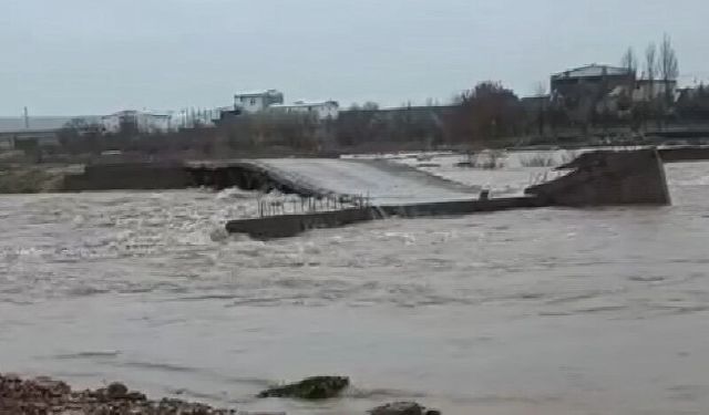 Sağanak sele neden oldu, köprü su altında kaldı