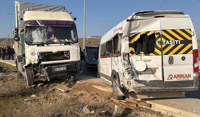 Eskişehir'de TIR, 4 araca çarptı; 12 yaralı