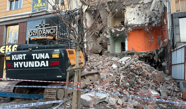 Yıkım çalışması tehlike yarattı: 21 daire tahliye edildi