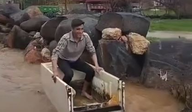 Yola dolan suda hurda buzdolabı kasasıyla ilerledi