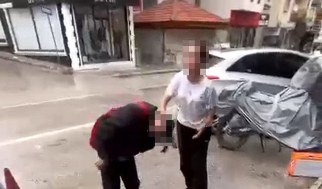 Tartıştığı akranını yere yatırıp ayağıyla yüzüne bastı