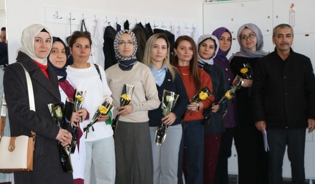 Meslektaşları Fatma Nur öğretmeni çiçeklerle andı