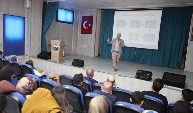 Hakkari’de “Gelecekten Geleceğe Aile” konulu söyleşi