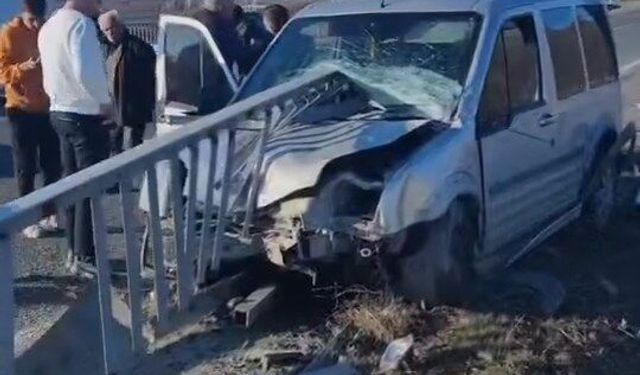 Hafif ticari araç bariyere çarptı: 1'i ağır, 2 yaralı