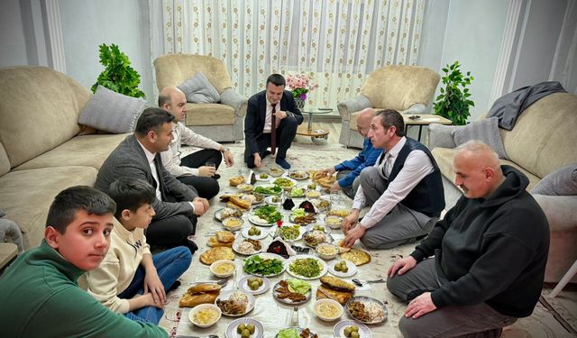 Hakkari'de devlet yetkililerinden Mollaosmanoğlu'a ziyaret