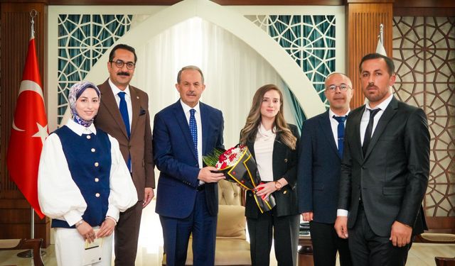 Hakkari'de Kütüphane Haftası’nda Vali Taşyapan’a ziyaret