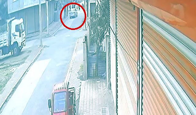 Husumetlileri evin önünde 2 kişiyi yaraladı